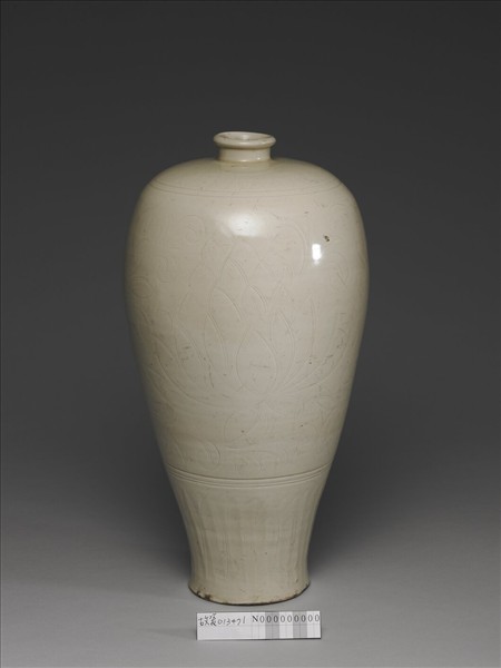 定窯 白瓷劃花蓮紋梅瓶