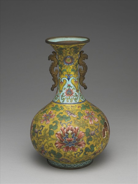 銅胎畫琺瑯黃地番蓮紋長頸瓶