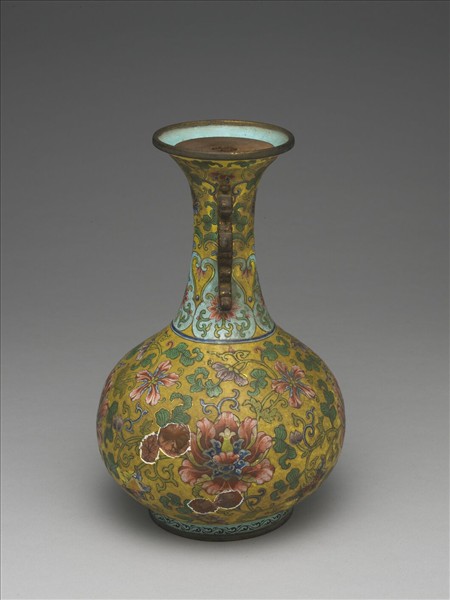 銅胎畫琺瑯黃地番蓮紋長頸瓶