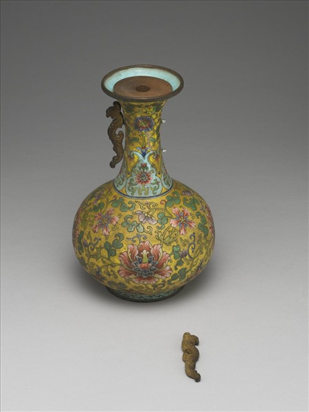 銅胎畫琺瑯黃地番蓮紋長頸瓶