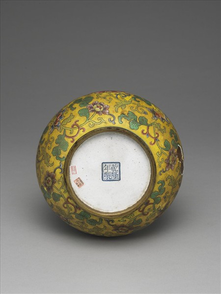 銅胎畫琺瑯黃地番蓮紋長頸瓶