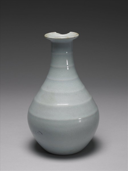 青瓷弦紋瓶