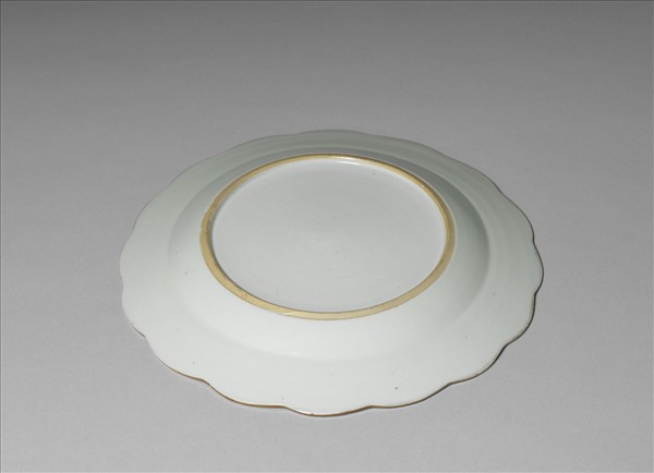 粉彩描金紋章紋花式盤