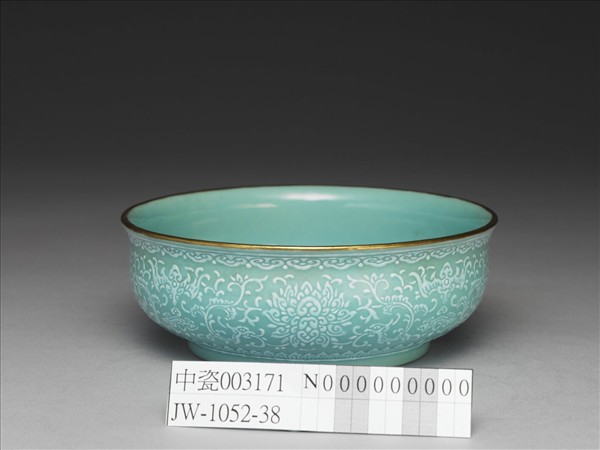 青瓷白泥花卉紋碗