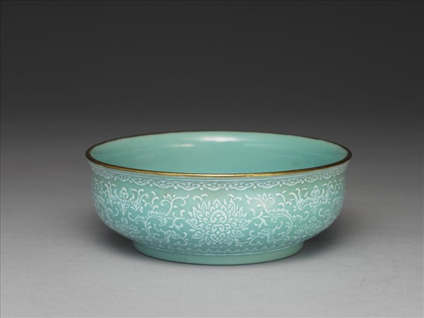 青瓷白泥花卉紋碗