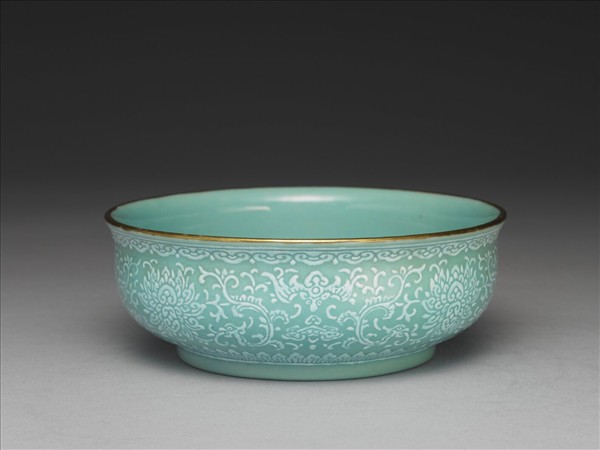 青瓷白泥花卉紋碗