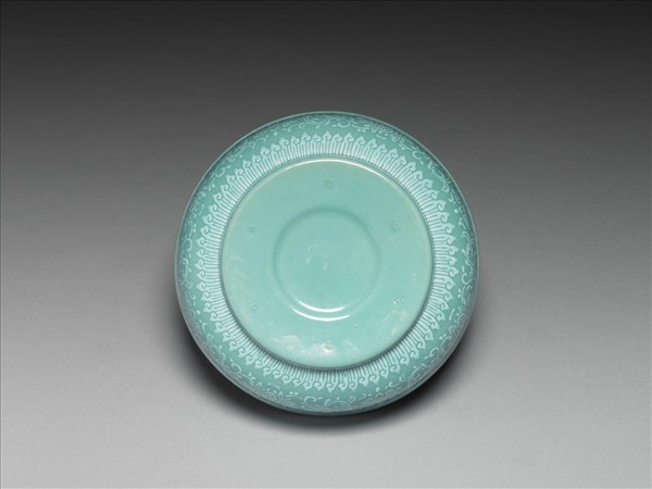 青瓷白泥花卉紋碗