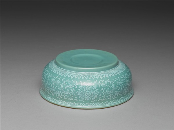 青瓷白泥花卉紋碗