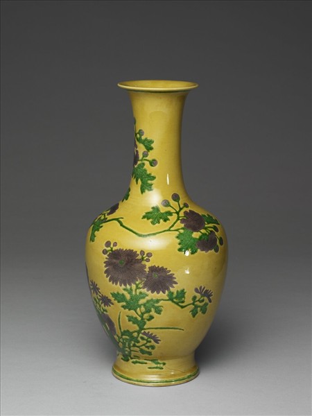 素三彩黃地花蝶紋瓶