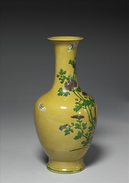 素三彩黃地花蝶紋瓶