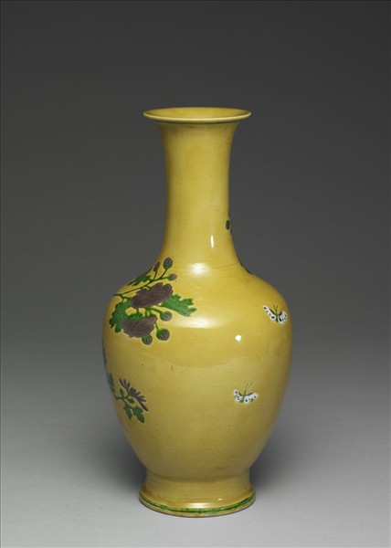 素三彩黃地花蝶紋瓶