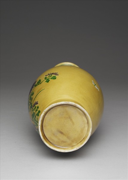 素三彩黃地花蝶紋瓶