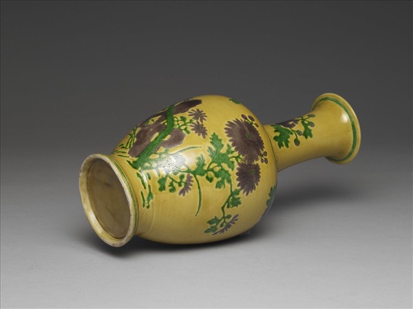 素三彩黃地花蝶紋瓶