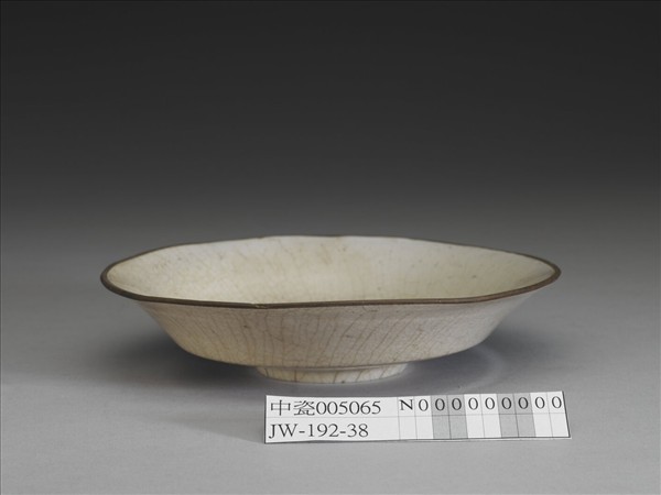 吉州窯 白瓷折枝花卉紋盤