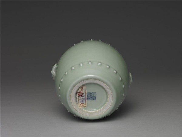 青瓷獸耳暗環鼓式罐