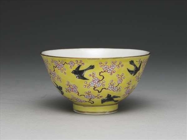 洋彩黃地梅鵲紋碗一對
