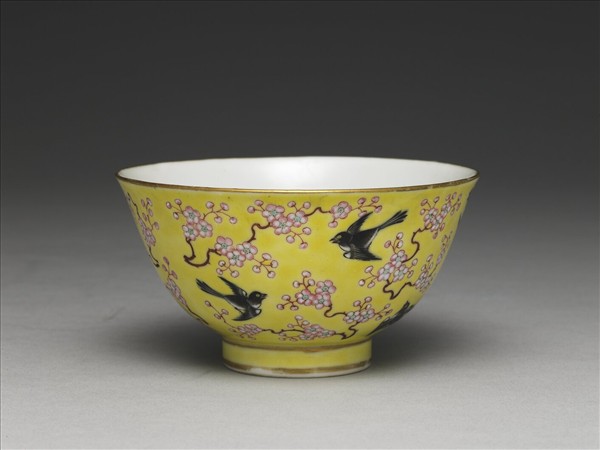 洋彩黃地梅鵲紋碗一對