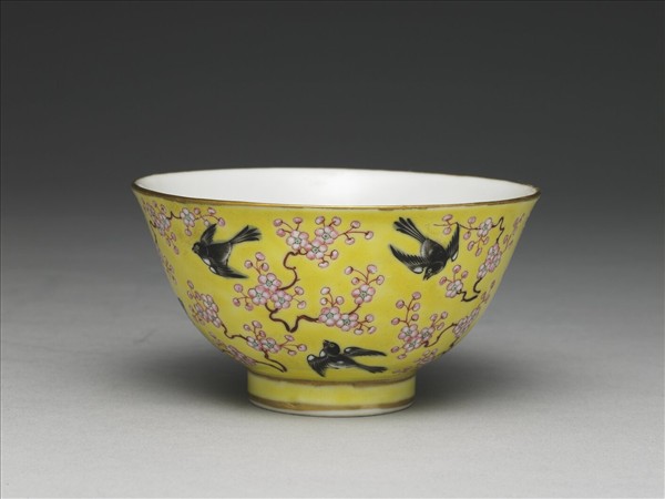 洋彩黃地梅鵲紋碗一對