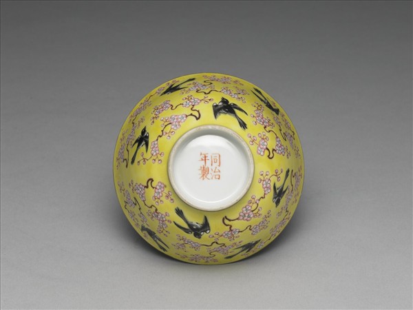 洋彩黃地梅鵲紋碗一對