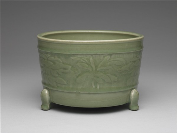 龍泉窯 青瓷劃花花卉紋盆