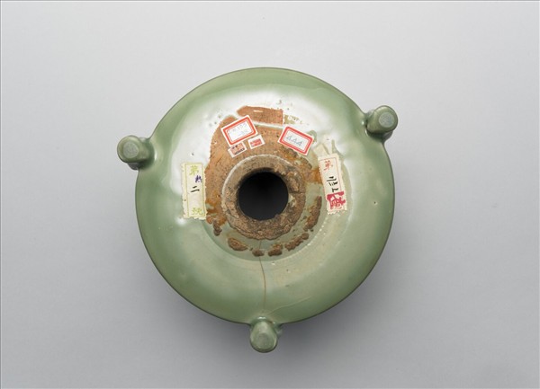 龍泉窯 青瓷劃花花卉紋盆