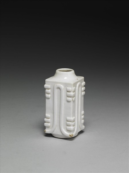 白瓷八卦蓍草紋瓶