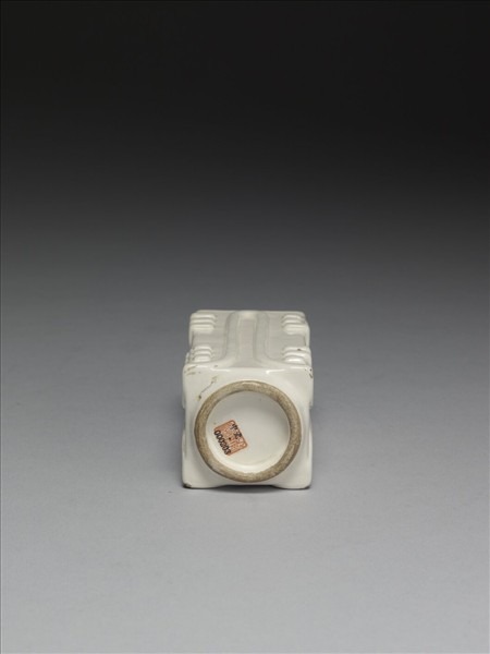 白瓷八卦蓍草紋瓶