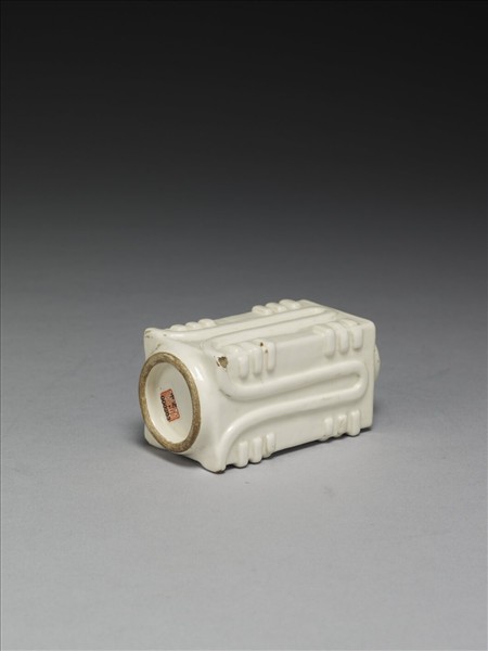 白瓷八卦蓍草紋瓶