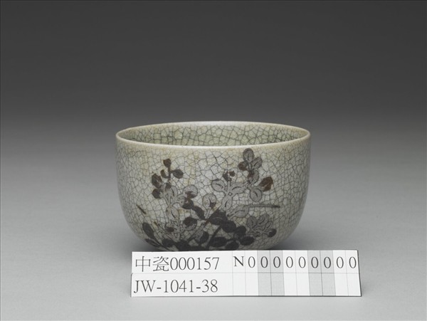 青瓷銀彩花卉紋杯