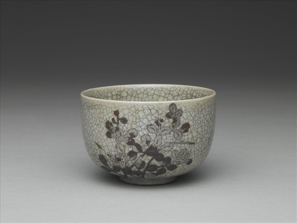 青瓷銀彩花卉紋杯