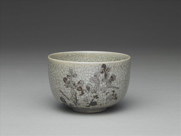 青瓷銀彩花卉紋杯