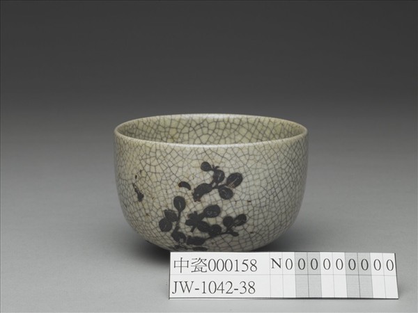 青瓷銀彩花卉紋杯