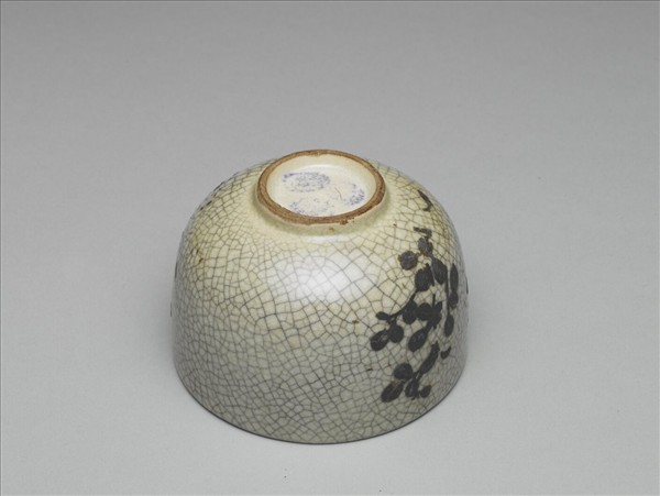 青瓷銀彩花卉紋杯