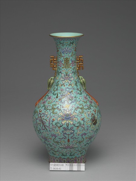 粉彩湖綠地番蓮紋雙耳瓶