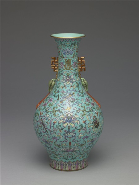 粉彩湖綠地番蓮紋雙耳瓶