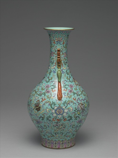 粉彩湖綠地番蓮紋雙耳瓶