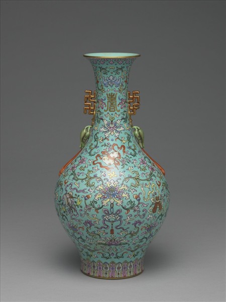 粉彩湖綠地番蓮紋雙耳瓶