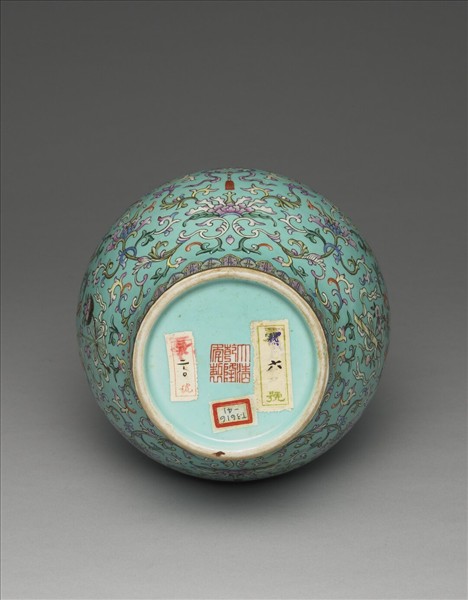 粉彩湖綠地番蓮紋雙耳瓶