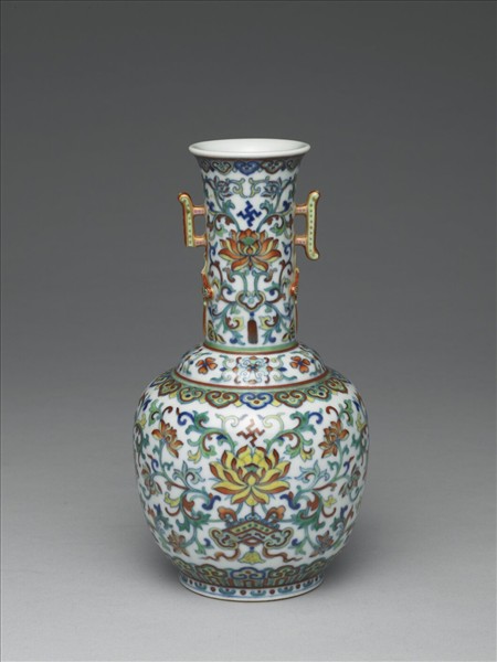 鬥彩番蓮紋雙戟耳瓶