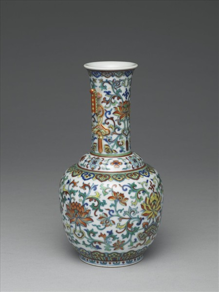 鬥彩番蓮紋雙戟耳瓶