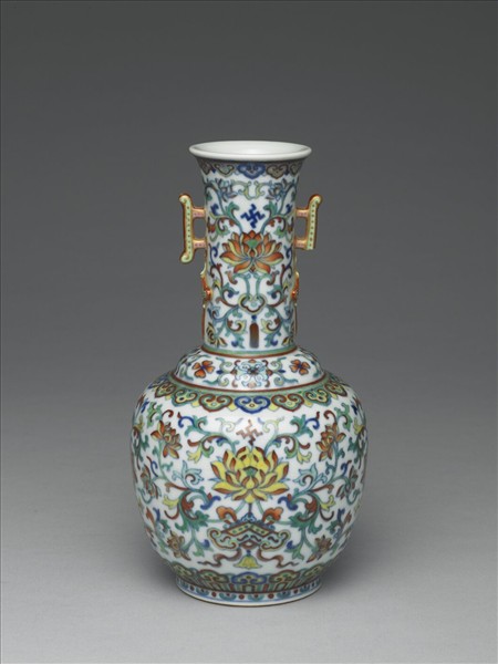 鬥彩番蓮紋雙戟耳瓶