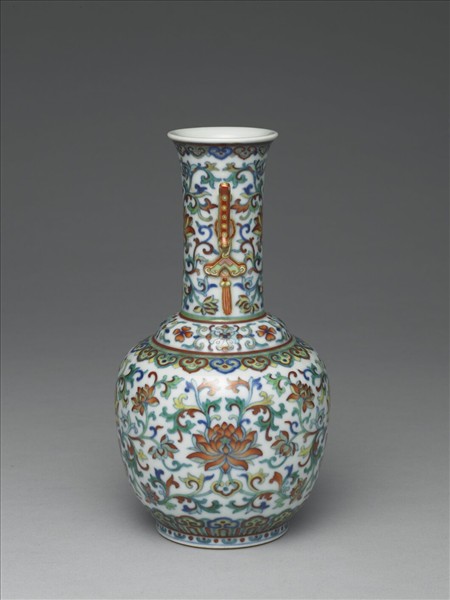 鬥彩番蓮紋雙戟耳瓶