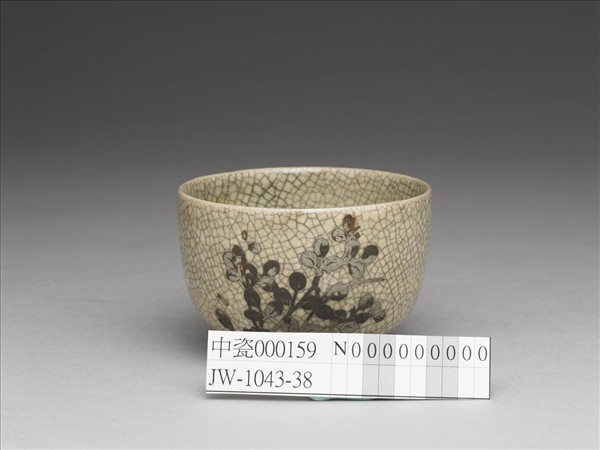 青瓷銀彩花卉紋杯