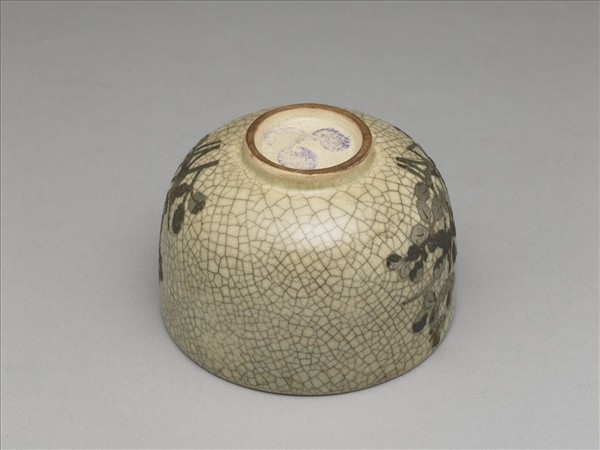 青瓷銀彩花卉紋杯