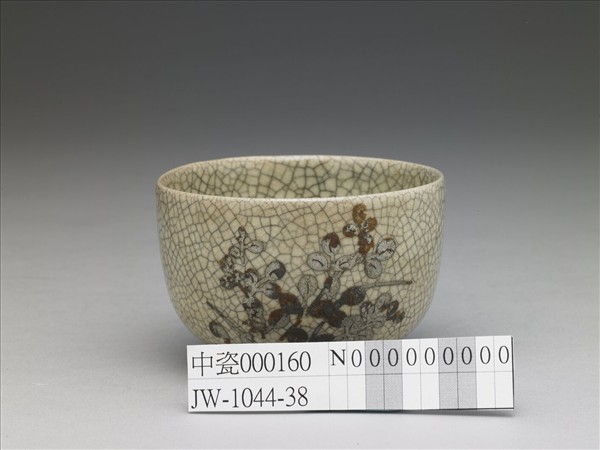 青瓷銀彩花卉紋杯