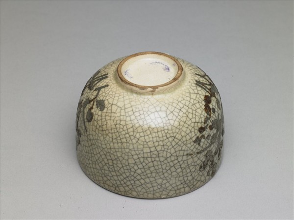 青瓷銀彩花卉紋杯