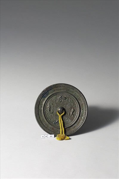 「明心」方格四獸紋鏡