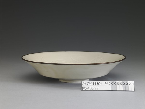 定窯 白瓷劃花蓮紋葵花式盤