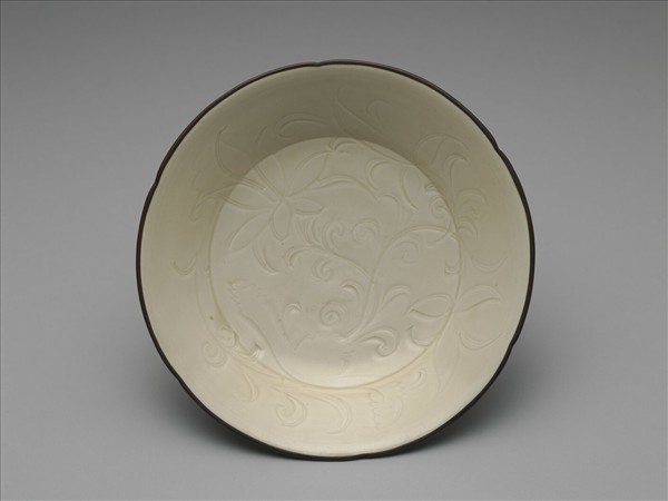 定窯 白瓷劃花蓮紋葵花式盤