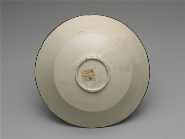 定窯 白瓷劃花蓮紋葵花式盤